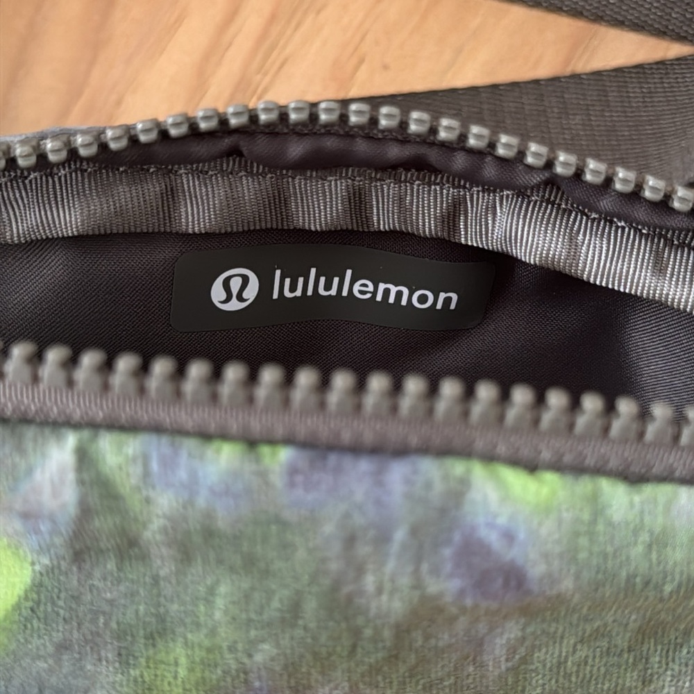 lululemon everywhere belt bag, hyper dye / tie dye - Picture 4 of 6